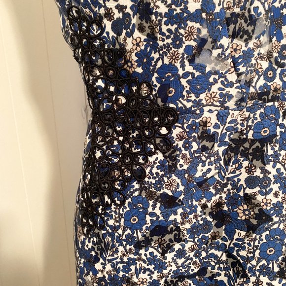 Elie Tahari V-Neck Sleeveless Blue and Black Floral Lace Wren Dress Size 8 - Picture 6 of 13